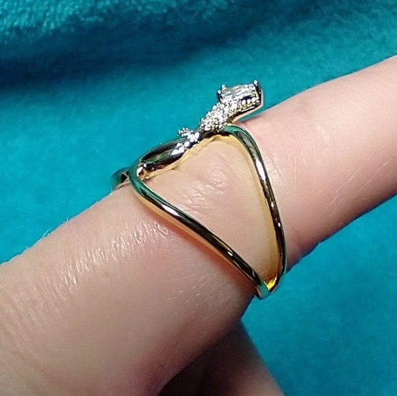 Goldtone gorgeous cz abstract ring - Picture 5 of 5